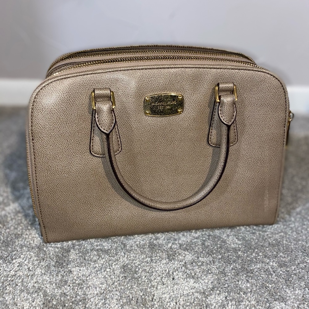 Michael Kors 3 compartment pocketbook with strap